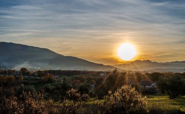 Günbatımı, özellikle Molise ve Isernia gibi bazı İtalyan bölgelerinde, kalbi neşe ve huzurla dolduran büyülü bir andır.