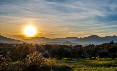 Günbatımı, özellikle Molise ve Isernia gibi bazı İtalyan bölgelerinde, kalbi neşe ve huzurla dolduran büyülü bir andır.