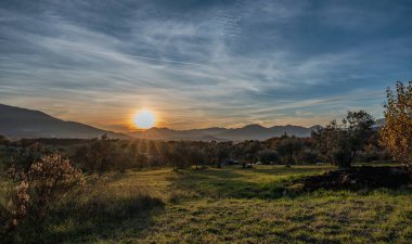 Günbatımı, özellikle Molise ve Isernia gibi bazı İtalyan bölgelerinde, kalbi neşe ve huzurla dolduran büyülü bir andır.