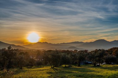 Günbatımı, özellikle Molise ve Isernia gibi bazı İtalyan bölgelerinde, kalbi neşe ve huzurla dolduran büyülü bir andır.