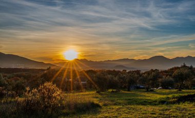 Günbatımı, özellikle Molise ve Isernia gibi bazı İtalyan bölgelerinde, kalbi neşe ve huzurla dolduran büyülü bir andır.