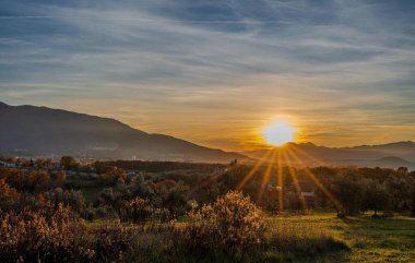 Günbatımı, özellikle Molise ve Isernia gibi bazı İtalyan bölgelerinde, kalbi neşe ve huzurla dolduran büyülü bir andır.