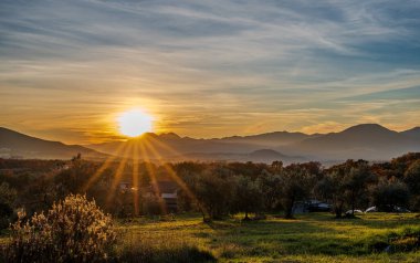 Günbatımı, özellikle Molise ve Isernia gibi bazı İtalyan bölgelerinde, kalbi neşe ve huzurla dolduran büyülü bir andır.
