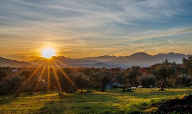 Günbatımı, özellikle Molise ve Isernia gibi bazı İtalyan bölgelerinde, kalbi neşe ve huzurla dolduran büyülü bir andır.