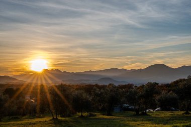 Günbatımı, özellikle Molise ve Isernia gibi bazı İtalyan bölgelerinde, kalbi neşe ve huzurla dolduran büyülü bir andır.