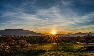 Günbatımı, özellikle Molise ve Isernia gibi bazı İtalyan bölgelerinde, kalbi neşe ve huzurla dolduran büyülü bir andır.