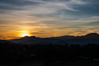 Günbatımı, özellikle Molise ve Isernia gibi bazı İtalyan bölgelerinde, kalbi neşe ve huzurla dolduran büyülü bir andır.