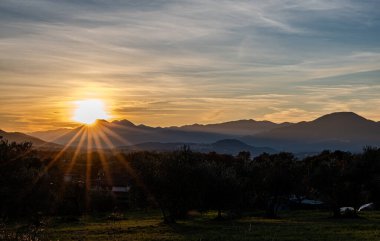 Günbatımı, özellikle Molise ve Isernia gibi bazı İtalyan bölgelerinde, kalbi neşe ve huzurla dolduran büyülü bir andır.