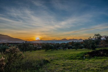 Günbatımı, özellikle Molise ve Isernia gibi bazı İtalyan bölgelerinde, kalbi neşe ve huzurla dolduran büyülü bir andır.