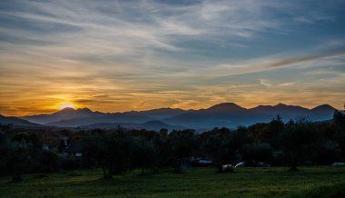 Günbatımı, özellikle Molise ve Isernia gibi bazı İtalyan bölgelerinde, kalbi neşe ve huzurla dolduran büyülü bir andır.