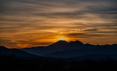 Günbatımı, özellikle Molise ve Isernia gibi bazı İtalyan bölgelerinde, kalbi neşe ve huzurla dolduran büyülü bir andır.