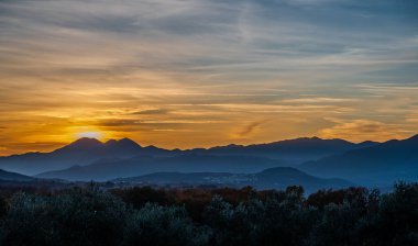 Günbatımı, özellikle Molise ve Isernia gibi bazı İtalyan bölgelerinde, kalbi neşe ve huzurla dolduran büyülü bir andır.
