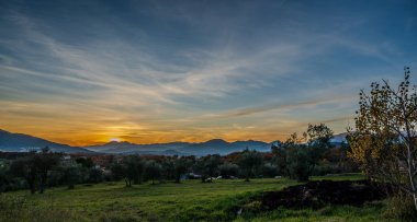 Günbatımı, özellikle Molise ve Isernia gibi bazı İtalyan bölgelerinde, kalbi neşe ve huzurla dolduran büyülü bir andır.