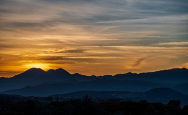 Günbatımı, özellikle Molise ve Isernia gibi bazı İtalyan bölgelerinde, kalbi neşe ve huzurla dolduran büyülü bir andır.
