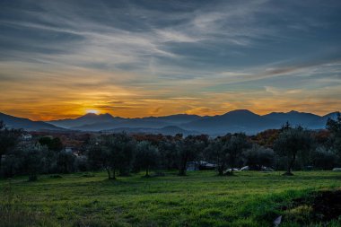 Günbatımı, özellikle Molise ve Isernia gibi bazı İtalyan bölgelerinde, kalbi neşe ve huzurla dolduran büyülü bir andır.