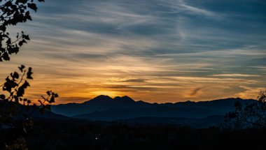 Günbatımı, özellikle Molise ve Isernia gibi bazı İtalyan bölgelerinde, kalbi neşe ve huzurla dolduran büyülü bir andır.