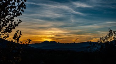 Günbatımı, özellikle Molise ve Isernia gibi bazı İtalyan bölgelerinde, kalbi neşe ve huzurla dolduran büyülü bir andır.