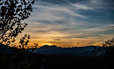 Günbatımı, özellikle Molise ve Isernia gibi bazı İtalyan bölgelerinde, kalbi neşe ve huzurla dolduran büyülü bir andır.