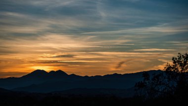 Günbatımı, özellikle Molise ve Isernia gibi bazı İtalyan bölgelerinde, kalbi neşe ve huzurla dolduran büyülü bir andır.