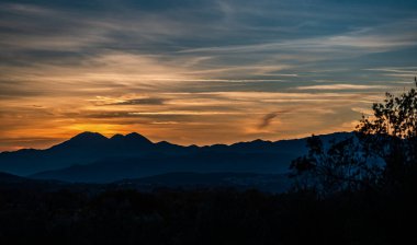 Günbatımı, özellikle Molise ve Isernia gibi bazı İtalyan bölgelerinde, kalbi neşe ve huzurla dolduran büyülü bir andır.