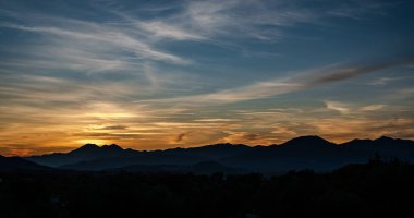 Günbatımı, özellikle Molise ve Isernia gibi bazı İtalyan bölgelerinde, kalbi neşe ve huzurla dolduran büyülü bir andır.