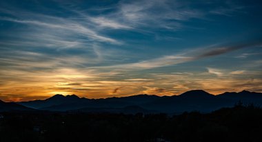 Günbatımı, özellikle Molise ve Isernia gibi bazı İtalyan bölgelerinde, kalbi neşe ve huzurla dolduran büyülü bir andır.
