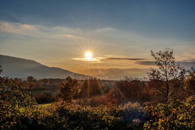 Günbatımı, özellikle Molise ve Isernia gibi bazı İtalyan bölgelerinde, kalbi neşe ve huzurla dolduran büyülü bir andır.