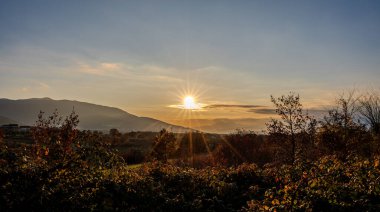 Günbatımı, özellikle Molise ve Isernia gibi bazı İtalyan bölgelerinde, kalbi neşe ve huzurla dolduran büyülü bir andır.