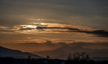 Günbatımı, özellikle Molise ve Isernia gibi bazı İtalyan bölgelerinde, kalbi neşe ve huzurla dolduran büyülü bir andır.