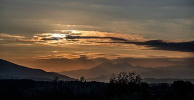 Günbatımı, özellikle Molise ve Isernia gibi bazı İtalyan bölgelerinde, kalbi neşe ve huzurla dolduran büyülü bir andır.