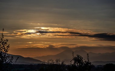 Günbatımı, özellikle Molise ve Isernia gibi bazı İtalyan bölgelerinde, kalbi neşe ve huzurla dolduran büyülü bir andır.
