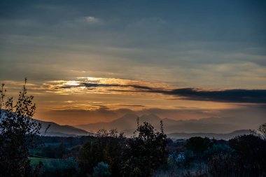 Günbatımı, özellikle Molise ve Isernia gibi bazı İtalyan bölgelerinde, kalbi neşe ve huzurla dolduran büyülü bir andır.