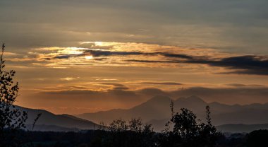 Günbatımı, özellikle Molise ve Isernia gibi bazı İtalyan bölgelerinde, kalbi neşe ve huzurla dolduran büyülü bir andır.