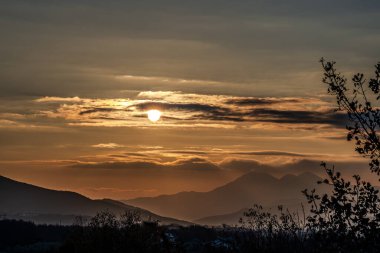 Günbatımı, özellikle Molise ve Isernia gibi bazı İtalyan bölgelerinde, kalbi neşe ve huzurla dolduran büyülü bir andır.
