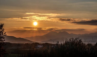 Günbatımı, özellikle Molise ve Isernia gibi bazı İtalyan bölgelerinde, kalbi neşe ve huzurla dolduran büyülü bir andır.