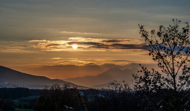 Günbatımı, özellikle Molise ve Isernia gibi bazı İtalyan bölgelerinde, kalbi neşe ve huzurla dolduran büyülü bir andır.