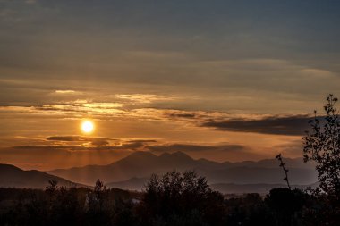 Günbatımı, özellikle Molise ve Isernia gibi bazı İtalyan bölgelerinde, kalbi neşe ve huzurla dolduran büyülü bir andır.