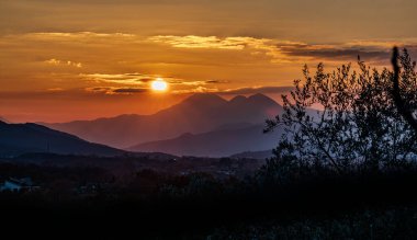 Günbatımı, özellikle Molise ve Isernia gibi bazı İtalyan bölgelerinde, kalbi neşe ve huzurla dolduran büyülü bir andır.