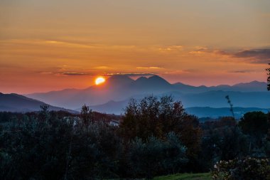 Günbatımı, özellikle Molise ve Isernia gibi bazı İtalyan bölgelerinde, kalbi neşe ve huzurla dolduran büyülü bir andır.