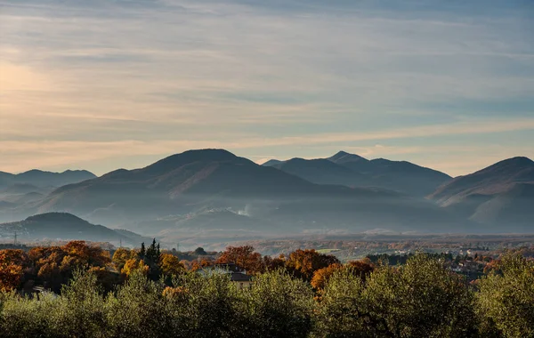 Molise, Adriyatik Denizi 'ne bakan bir İtalyan bölgesidir. Abruzzo Ulusal Parkı 'nın zengin vahşi yaşam ve patikaları olan Appennine dağ sırasındaki bir bölümünü içerir..