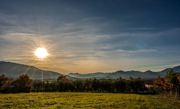 Günbatımı, özellikle Molise ve Isernia gibi bazı İtalyan bölgelerinde, kalbi neşe ve huzurla dolduran büyülü bir andır.