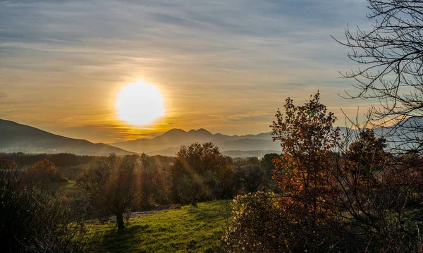Günbatımı, özellikle Molise ve Isernia gibi bazı İtalyan bölgelerinde, kalbi neşe ve huzurla dolduran büyülü bir andır.