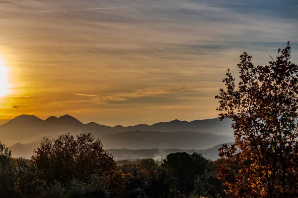 Günbatımı, özellikle Molise ve Isernia gibi bazı İtalyan bölgelerinde, kalbi neşe ve huzurla dolduran büyülü bir andır.