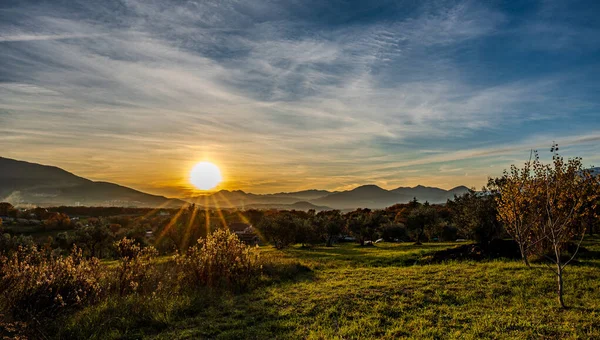Günbatımı, özellikle Molise ve Isernia gibi bazı İtalyan bölgelerinde, kalbi neşe ve huzurla dolduran büyülü bir andır.