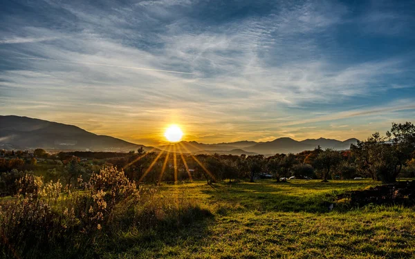 Günbatımı, özellikle Molise ve Isernia gibi bazı İtalyan bölgelerinde, kalbi neşe ve huzurla dolduran büyülü bir andır.