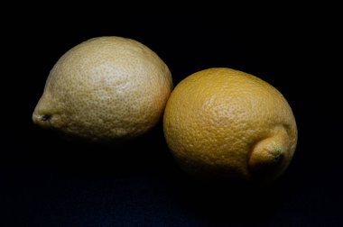 Limonun dışı sarıdır ve içi neredeyse renksizdir. Küreselden ovale kadar şekillidir. Genellikle üst kısmı kabarır ve ucu sivri uçludur. Kabuk çok sert olabilir..