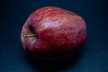 Royal Gala elması çok popüler bir çeşididir, çıtır çıtır çıtır, sulu dokusuyla ve tatlı, aromatik aromasıyla, hafif tart kenarlı.