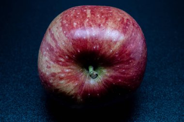 Royal Gala elması çok popüler bir çeşididir, çıtır çıtır çıtır, sulu dokusuyla ve tatlı, aromatik aromasıyla, hafif tart kenarlı.