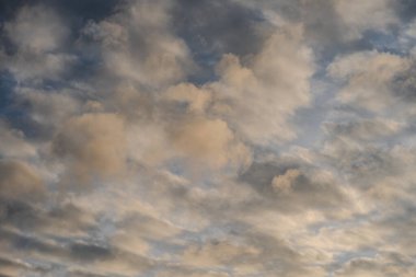 Gökyüzündeki bulutlar. Bulutlarla dolu bir gökyüzünün muhteşem manzarası. Bulutlu bir gökyüzünün derinliği ve üç boyutlu.