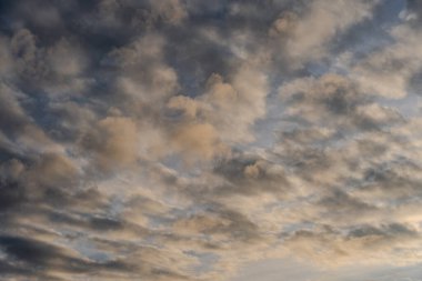 Gökyüzündeki bulutlar. Bulutlarla dolu bir gökyüzünün muhteşem manzarası. Bulutlu bir gökyüzünün derinliği ve üç boyutlu.